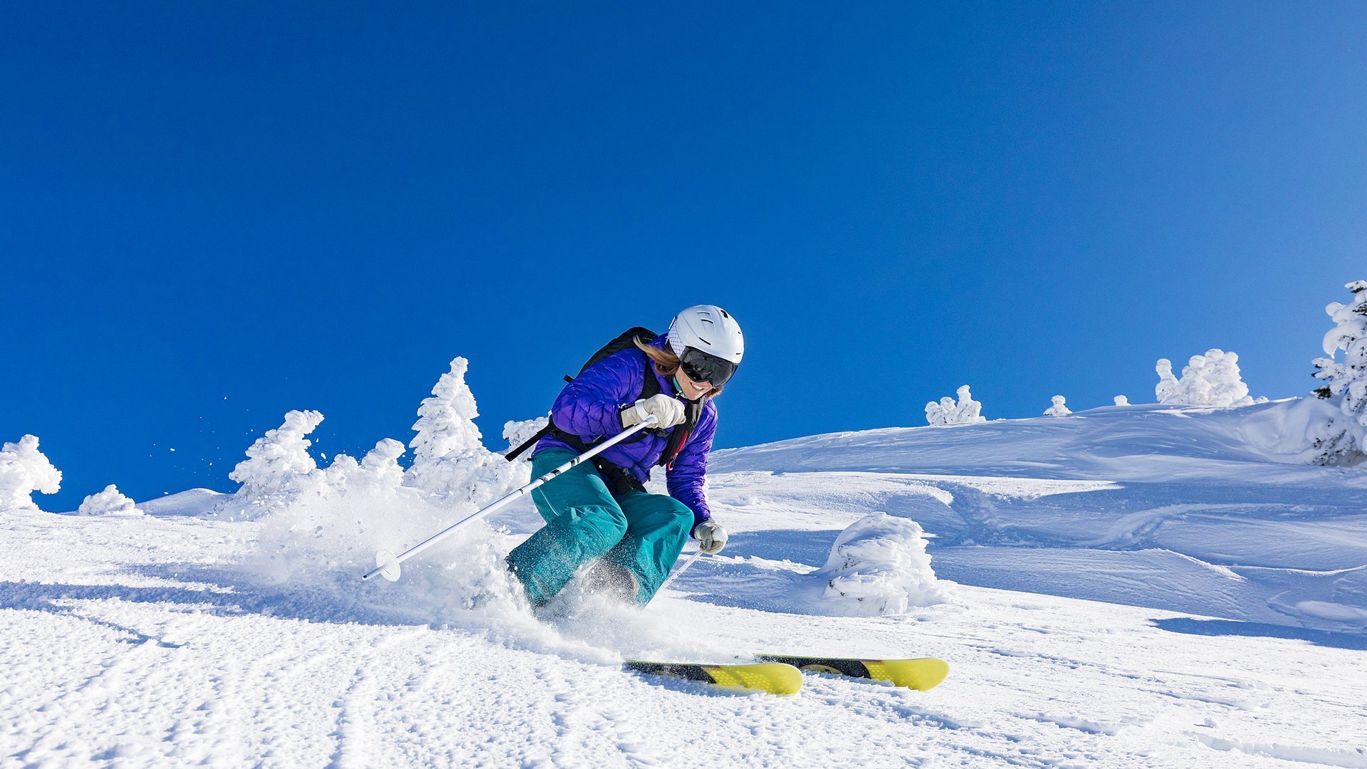 当底线化为悬崖，他仍在起舞，德约科维奇SKT疯狂救球瞬间，诠释何为向死而生的冠军哲学—36岁传奇挺进下一轮，一场高光表现引发的，不止于网球的全民热议，36岁德约科维奇向死而生的悬崖之舞，全民热议的不止是救球